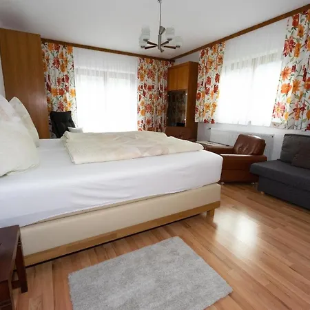 Geraeumige In Gemeinde Mit Grosser Terrasse Apartment *