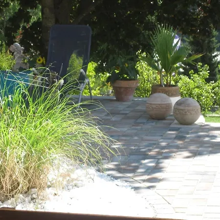 Geraeumige In Gemeinde Mit Grosser Terrasse Apartment *